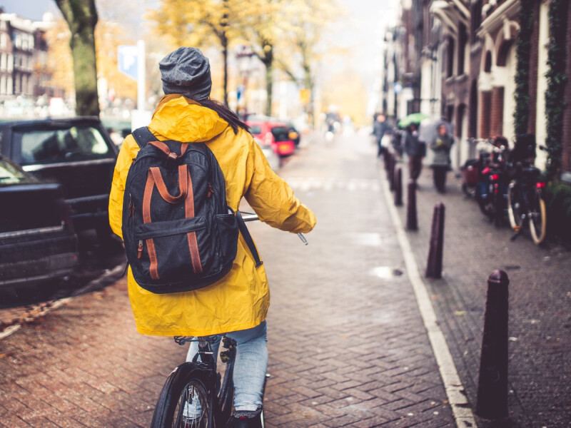 Fietser door Amsterdam zuidoost Change=