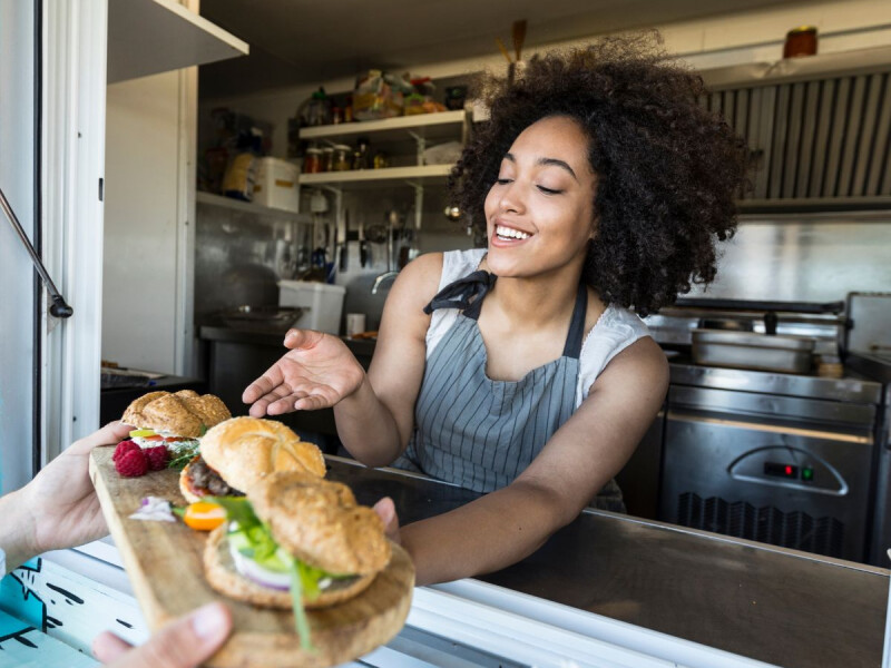 Foodtruck op markt in Amsterdam zuidoost