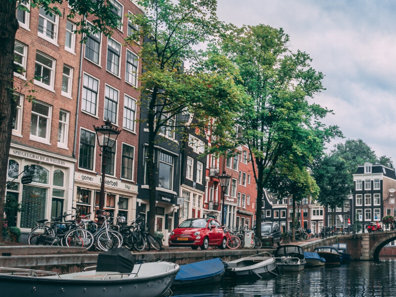 Parkeren langs de gracht Amsterdam zuidoost