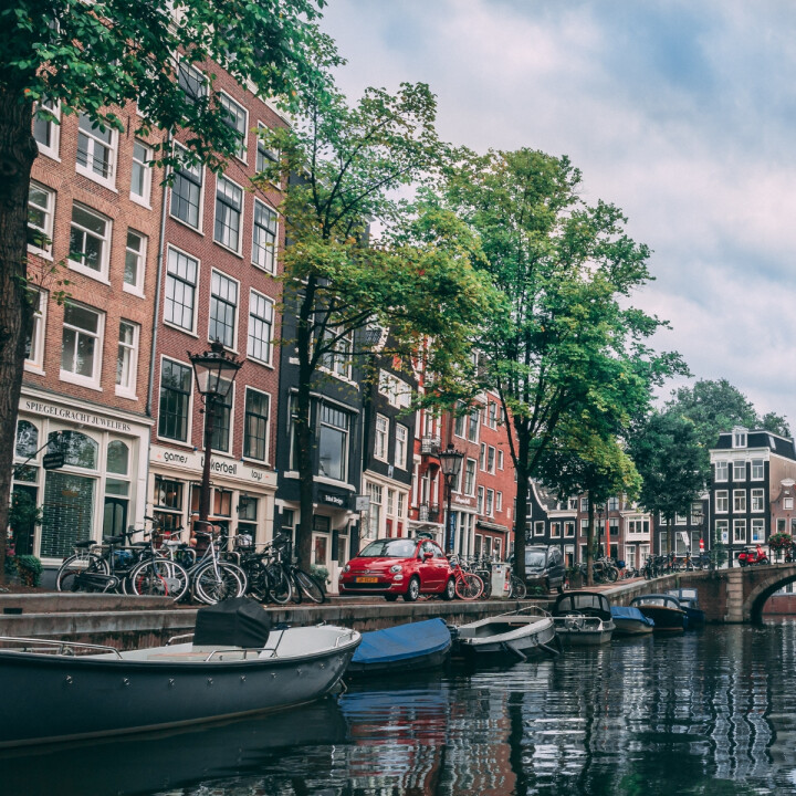 Parkeren langs de gracht Amsterdam zuidoost